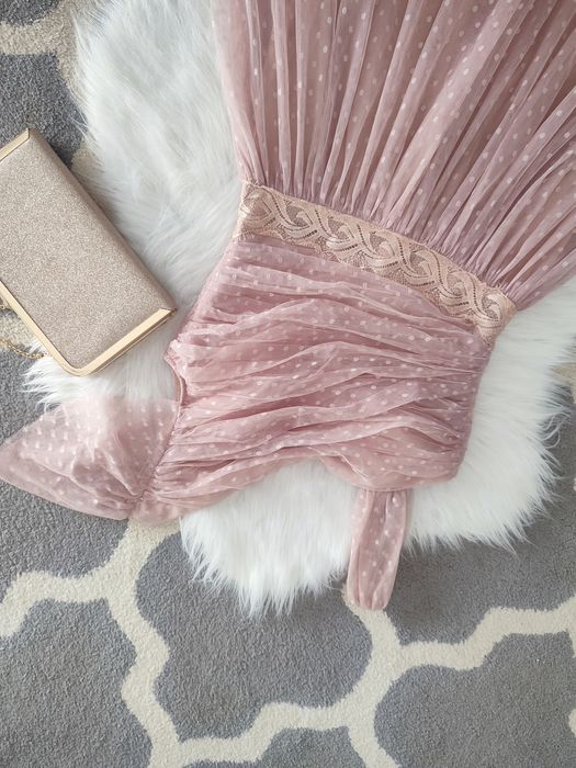 Śliczna sukienka tiulowa