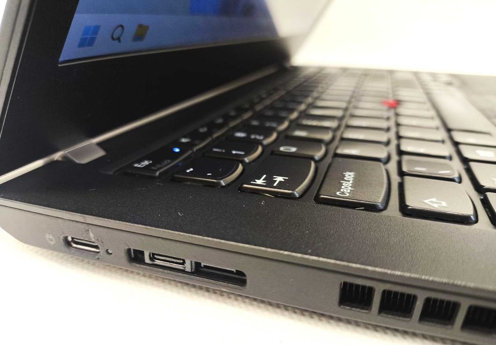Laptop LENOVO 14" AMD Ryzen 5 PRO 16GB 256GB SSD FHD Win11 PRO FV23%