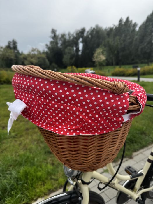 Koszyk rowerowy wiklinowy z czerwonym wkładem