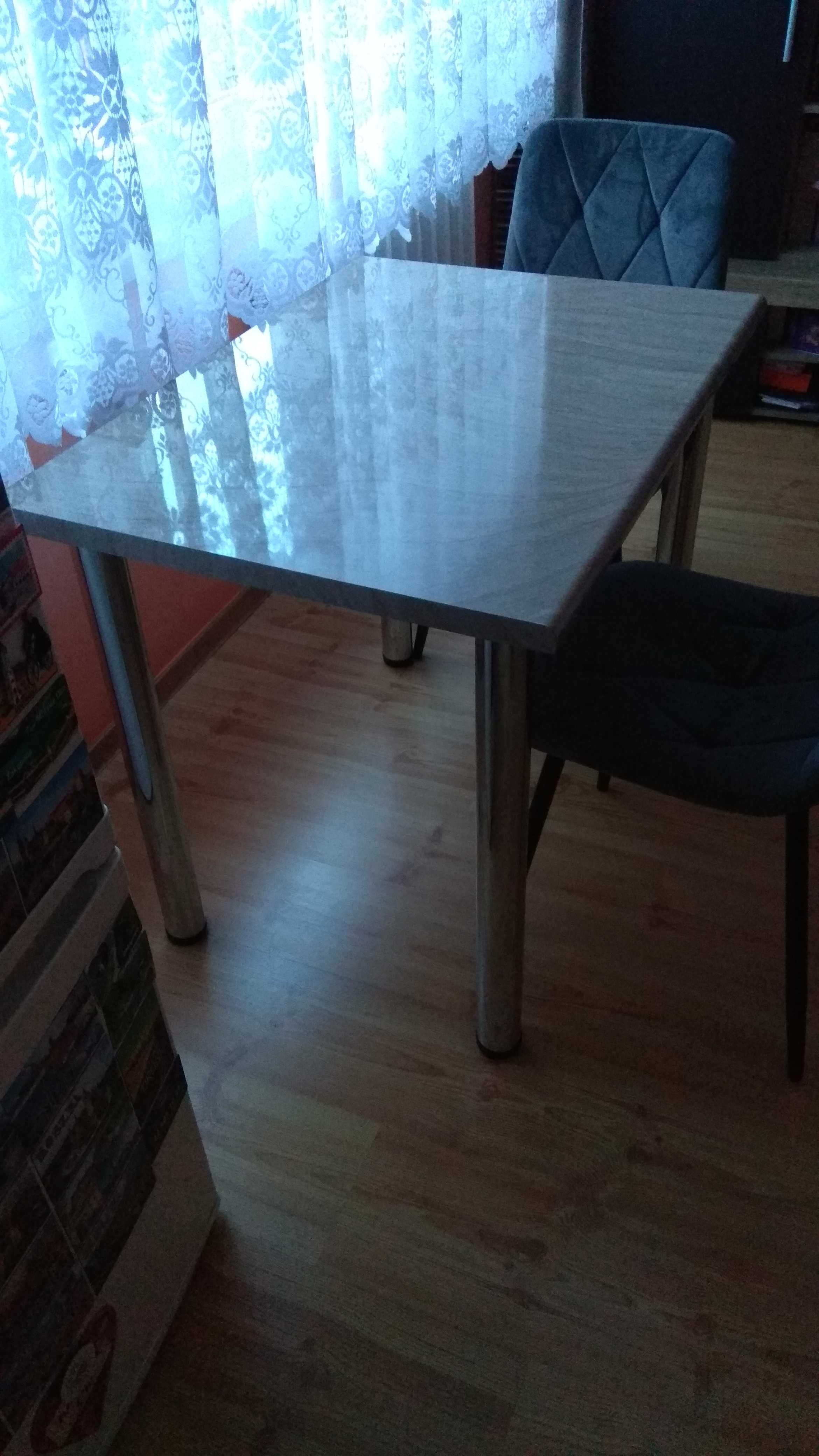Stół z grubym solidnym blatem laminowanym