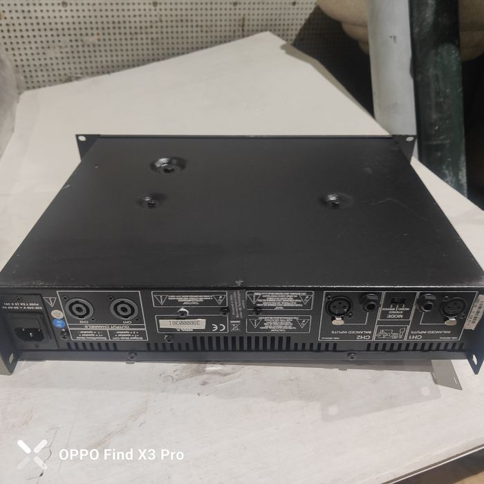 colunas 2 tripés mesa de mistura um amplificador