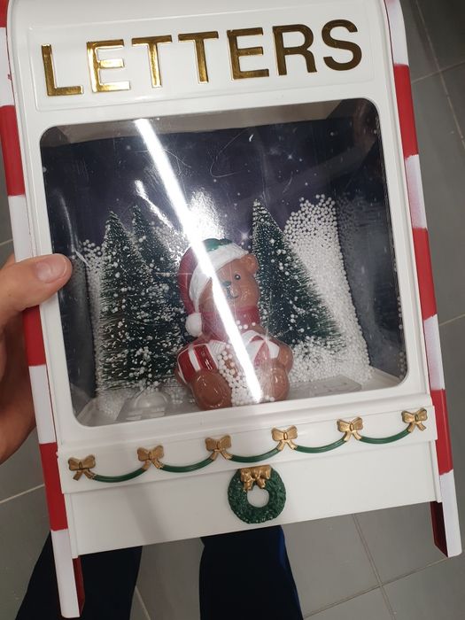 Magnífica caixa de natal com lu e musica a neve gira