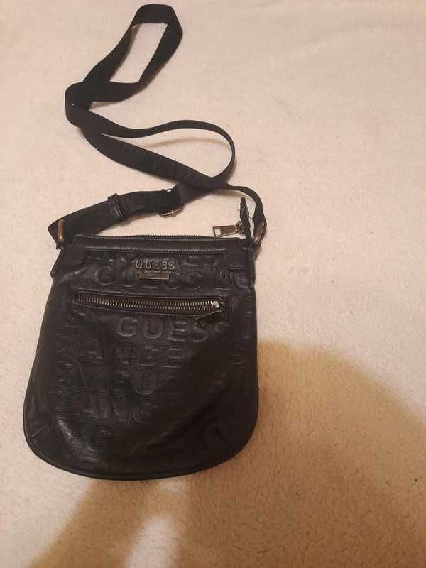 Czarna wytłaczana torebka na ramię saszetka Guess New Boston Embossed