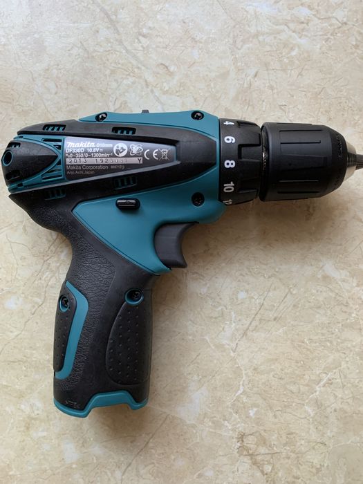 Makita  шуруповерт DF 330 10,8 V