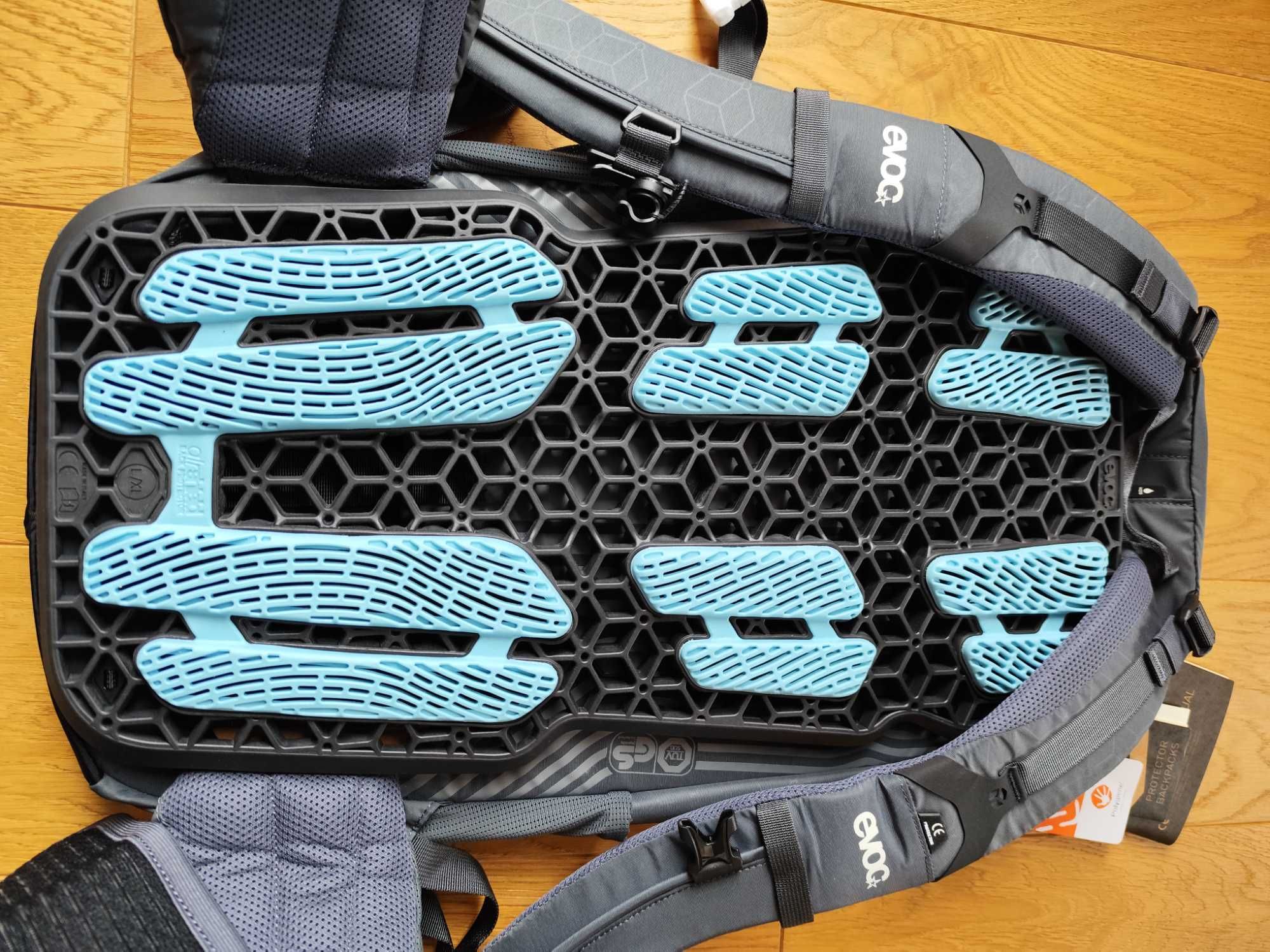 Plecak z protektorem Evoc Neo 16 --- nowy