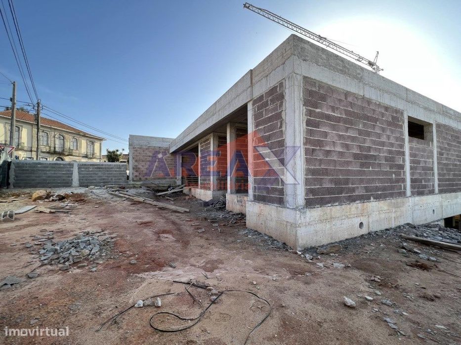 Arquitetura moderna. Moradia térrea T3+1, com garagem e logradouro...