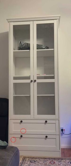 Elegancka Biała Witryna z Drzwiami i Szufladami!