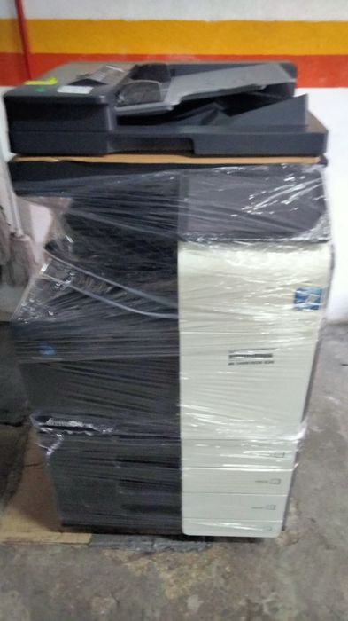 Vendo Konica Minolta Bizhub C250i com armário de mais 2 gavetas