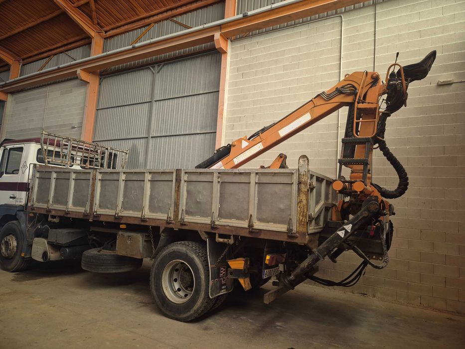 Camião com báscula e grua foresta