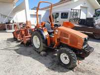 Trator agrícola com alfaias e outros equipamentos
