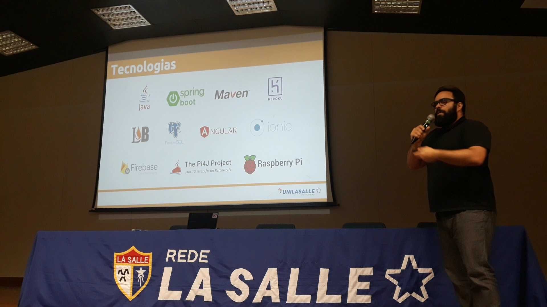 Desenvolvimento e consultoria de sistemas.