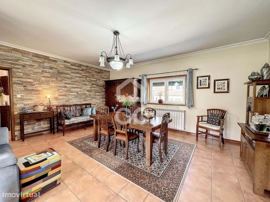 Moradia isolada, T4, com quarto no R/C ,  com logradouro na periferia