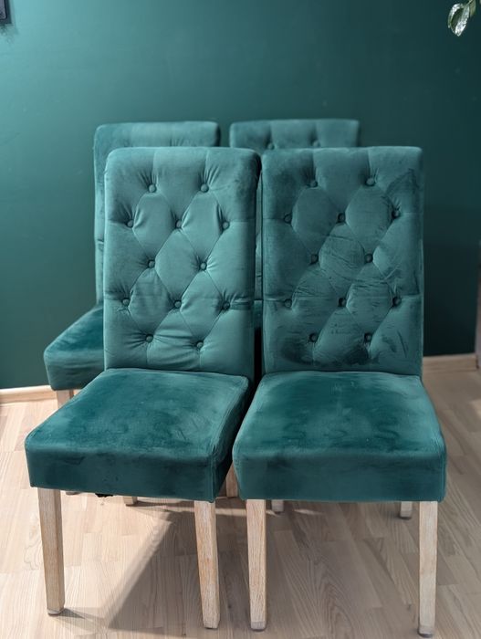 Krzesła zielone welurowe, drewniane nogi