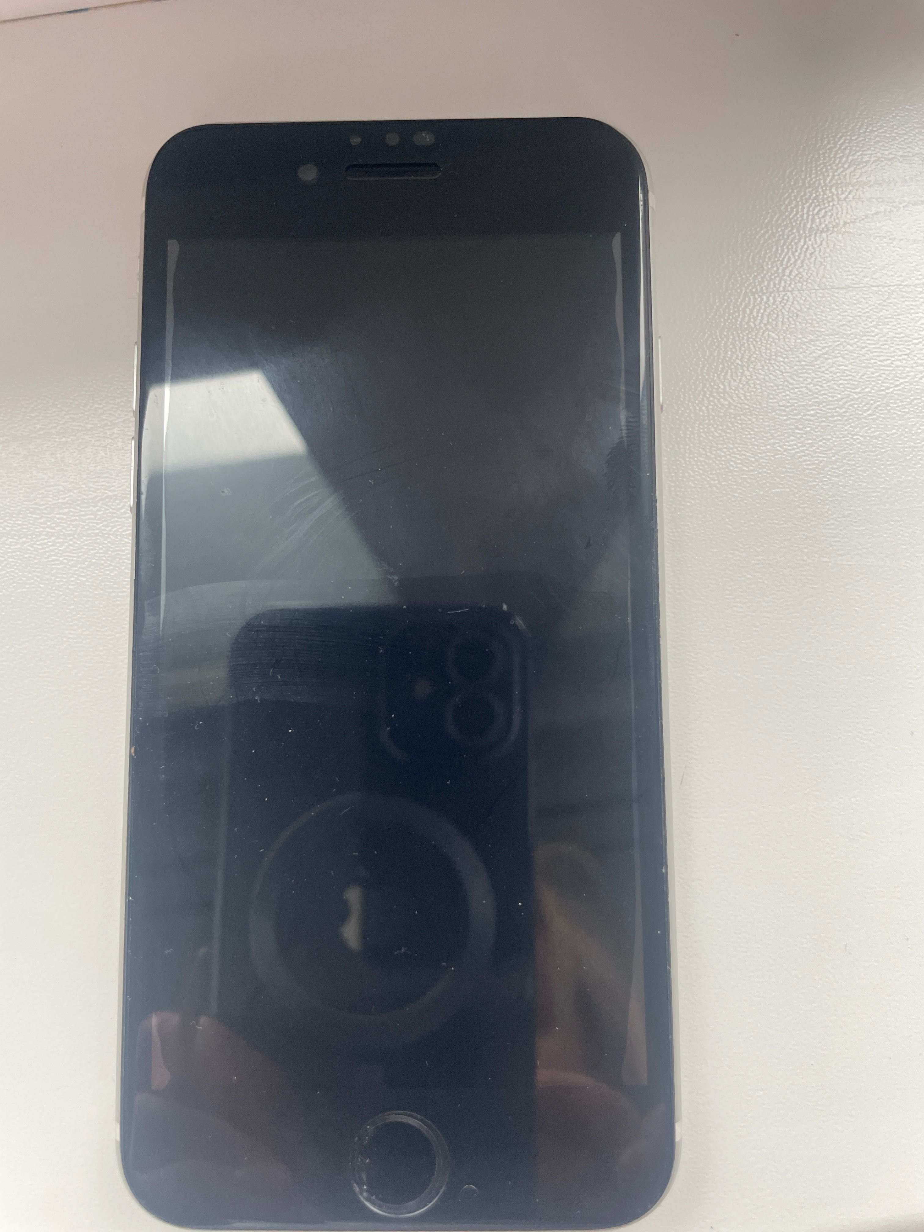 iPhone SE білого кольору Б/у памʼять 64 Гб в гарному стані ціна
