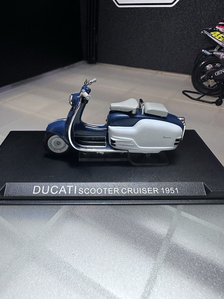 Miniatura Ducati Scooter Cruiser de 1951 Escala 1/24 made by IXO