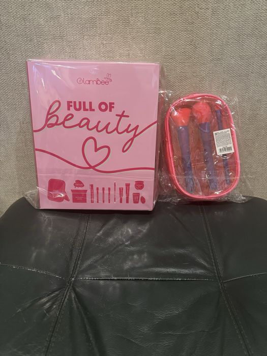 Glambee адвен кадендар з набором для макіяжу