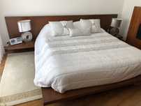 Cama de casal em madeira com mesas de cabeceira incorporadas