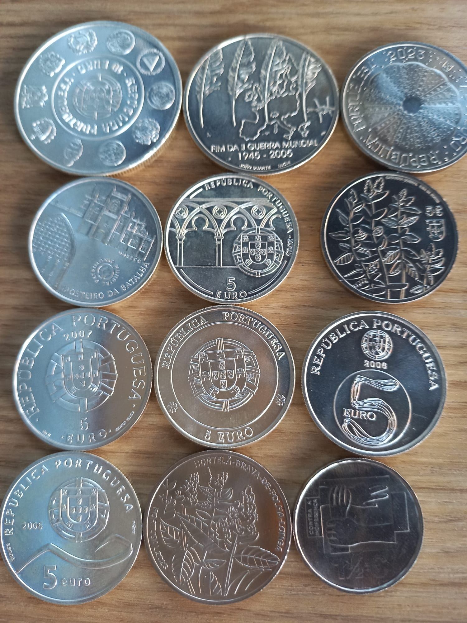 12 moedas comemorativas