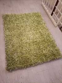 Carpete verde e branca