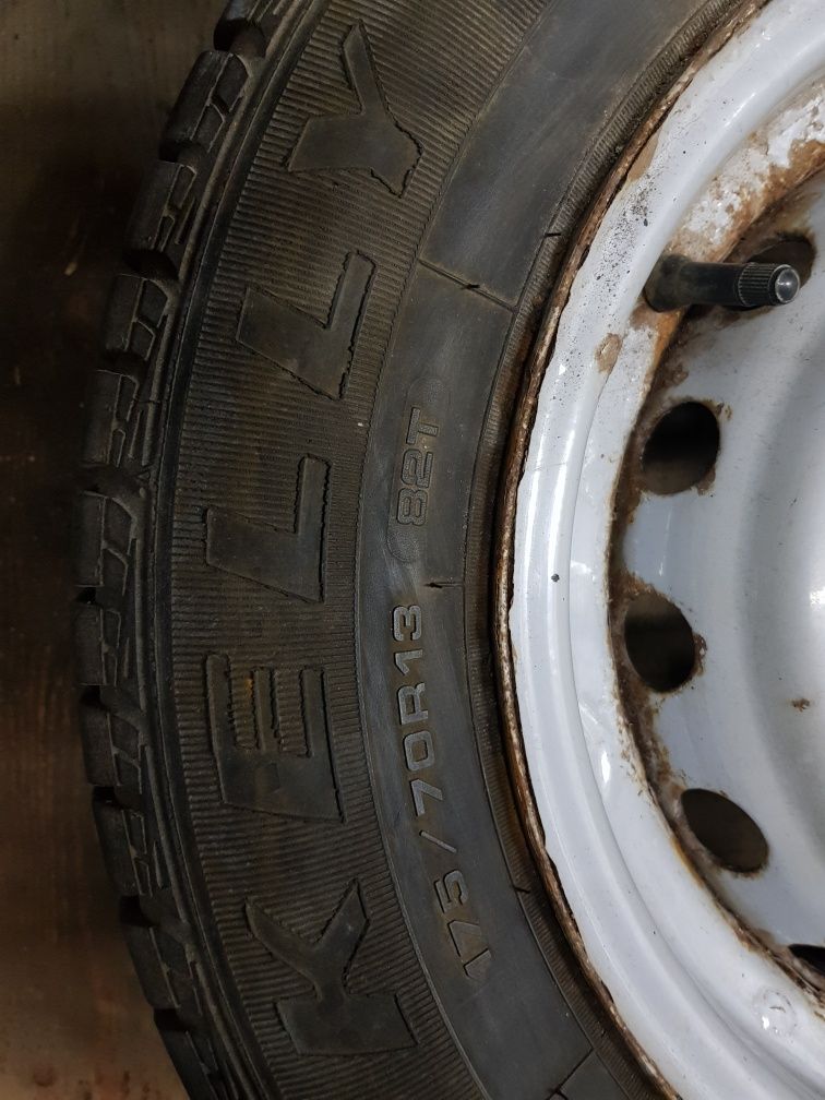 Два сталеві диски 4х98 з ґумою Kelly ST 175/70 R13  для автомобіля ВАЗ