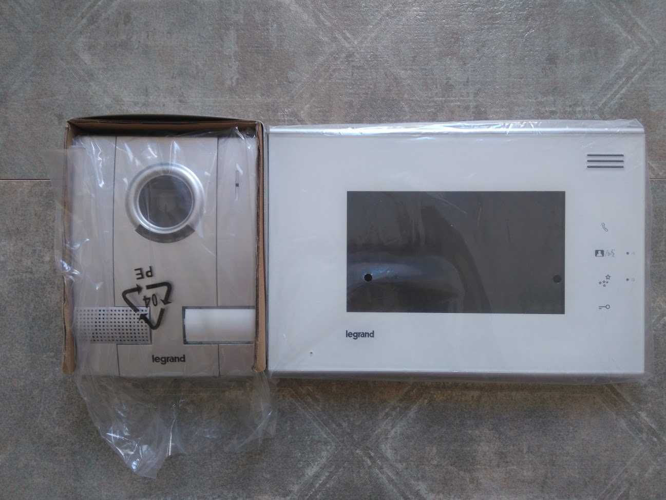 Видеодомофон с цветным дисплеем 7'' Legrand 369200 белая панель