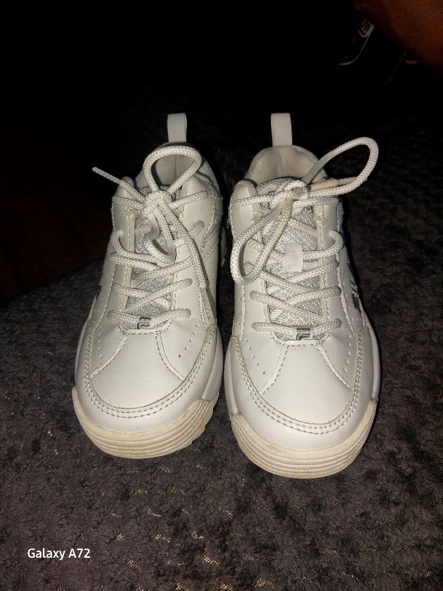 Białe adidasy Fila