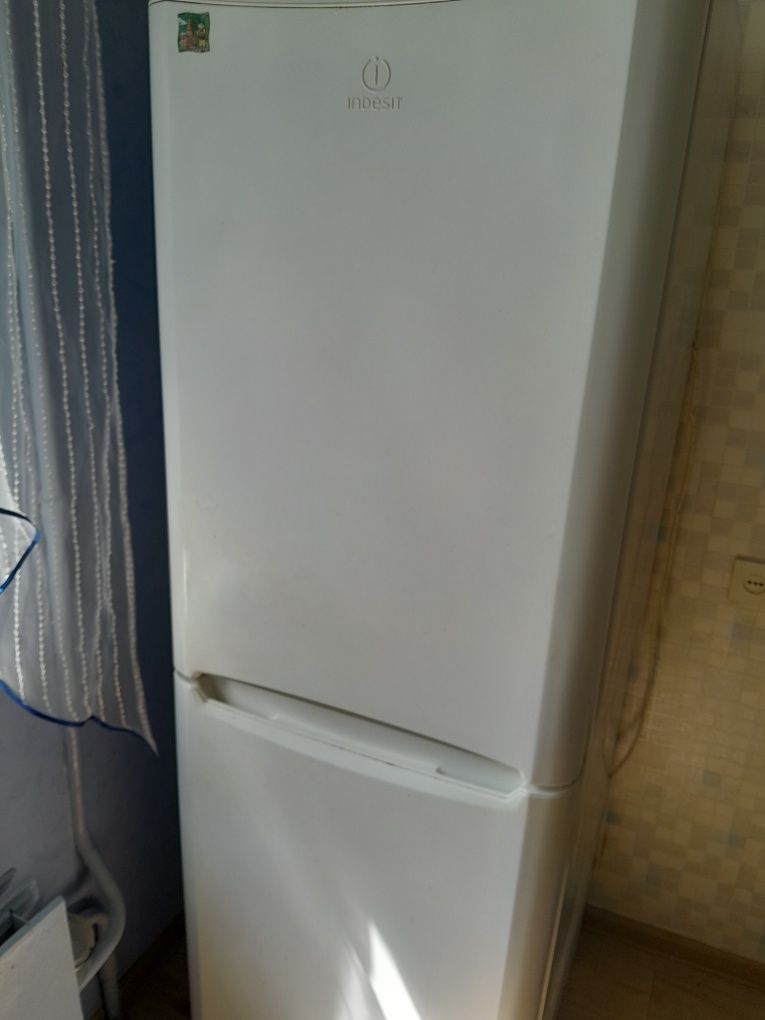 Холодильник Indesit на запчастини