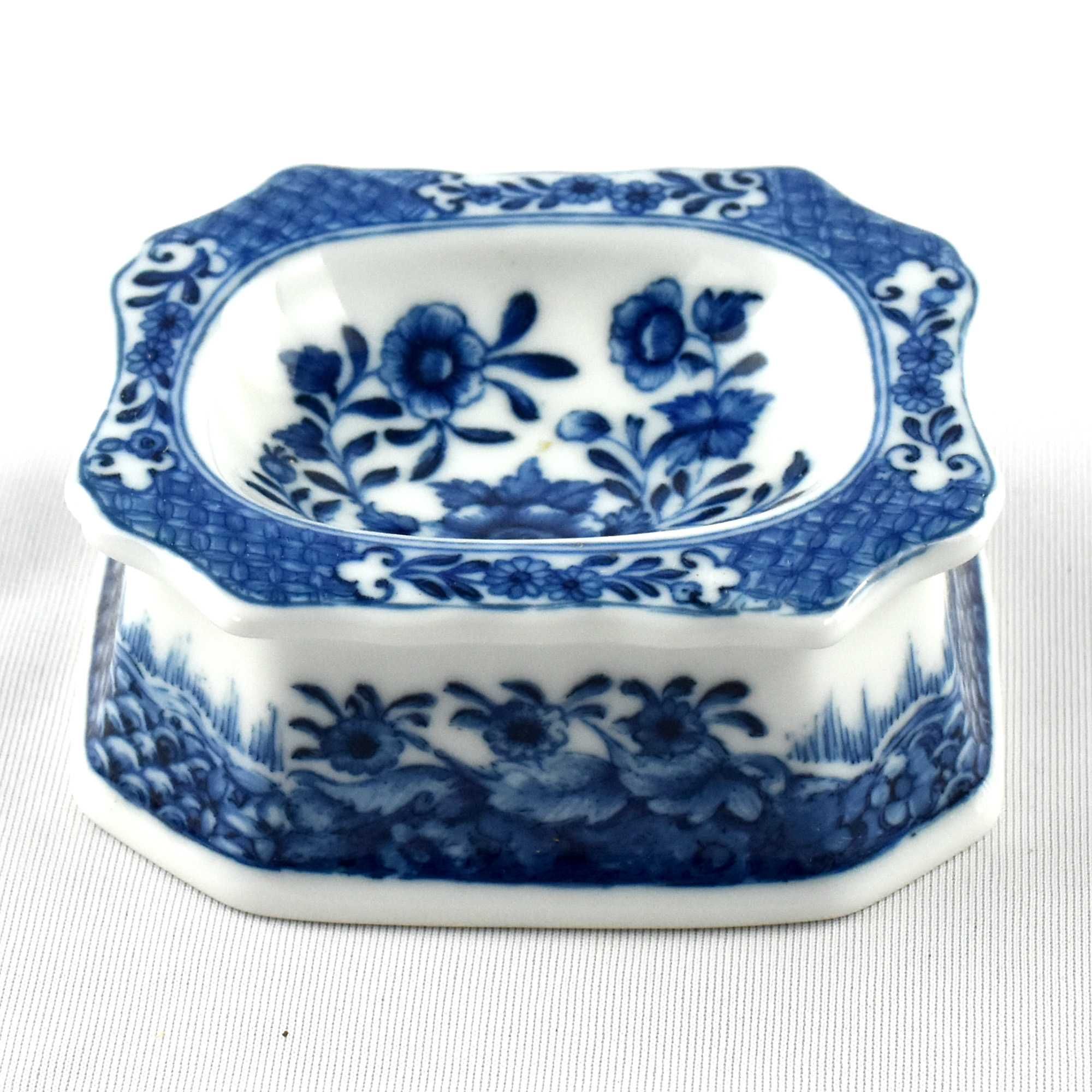 Saleiro bordo recortado porcelana decoração flores a azul