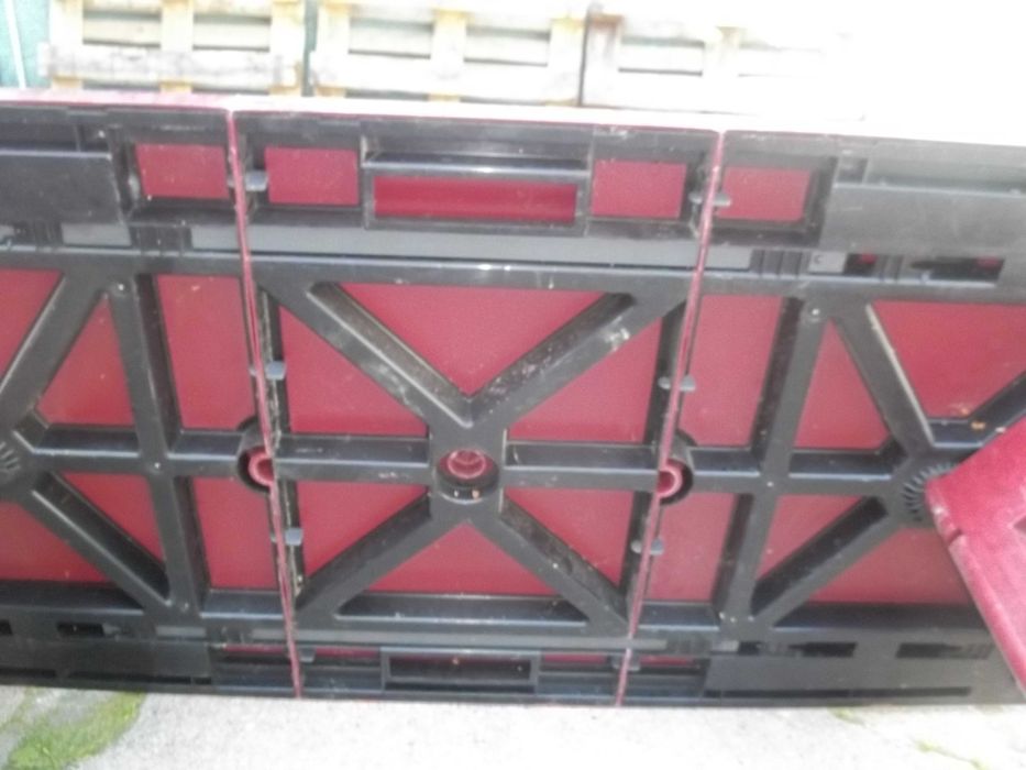 Masywny, ogromny stół ogrodowy