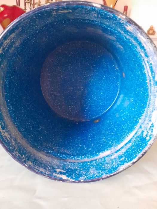 Balde de esmalte não está furado.