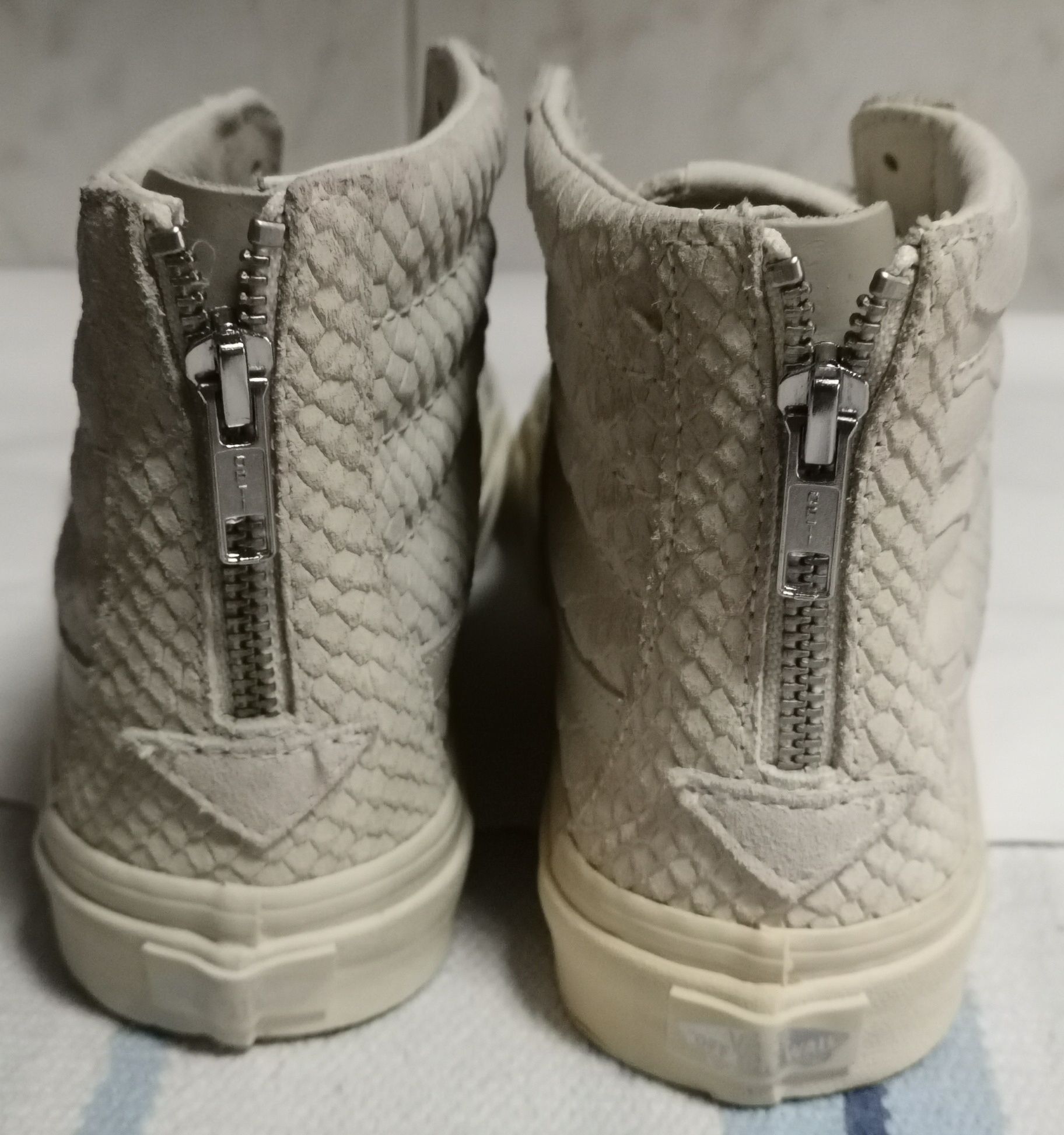 Ténis bota Vans (Mono Python) Angora