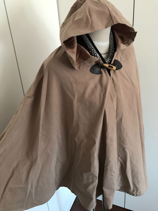 Capa bege. Tam único.