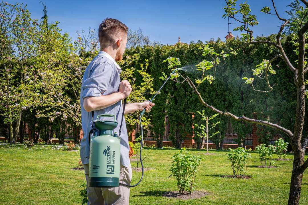 Ręczny OPRYSKIWACZ CIŚNIENIOWY duży regulacja dyszy LANCA 98cm 5L 2194