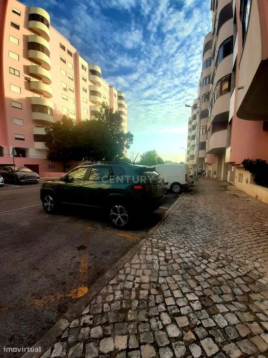 **Box na Rua Maria Carlota D´Oliveira para Venda!**