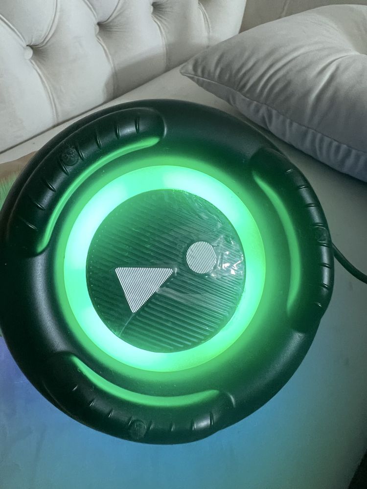 Glosnik mobilny JBL swieci