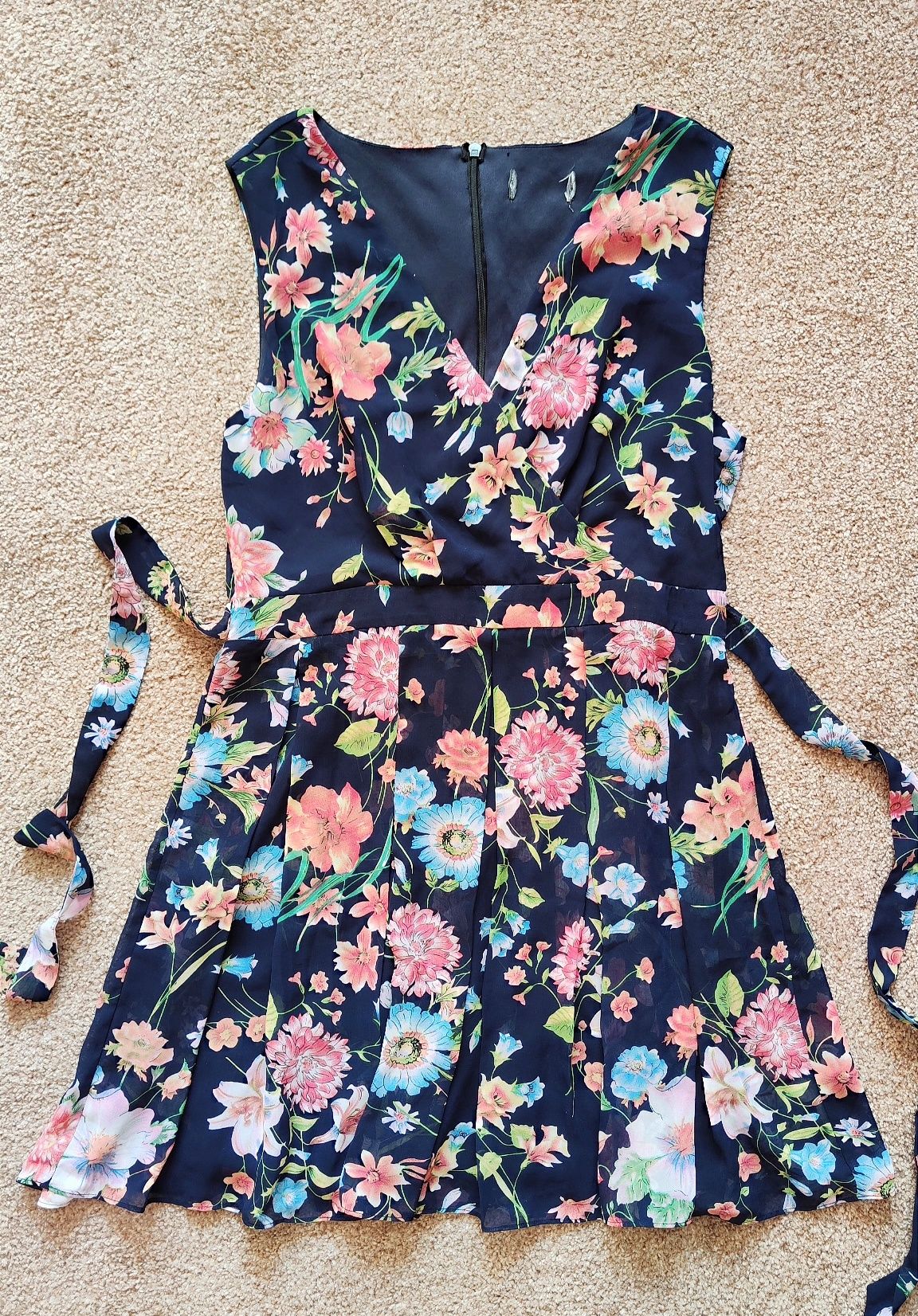 Granatowa letnia sukienka w kwiaty z Kopertowym dekoltem