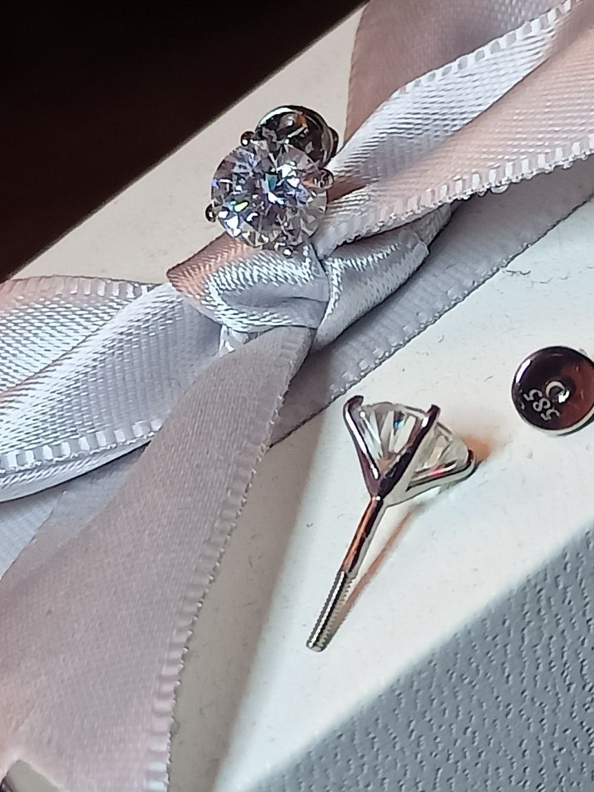 Стильные серьги с бриллиантом 1ct.