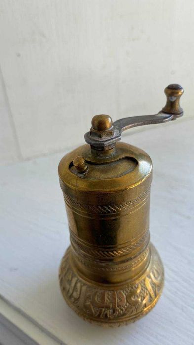 Восточная декоративная мельница для специй, перцемолка, бронзовая.