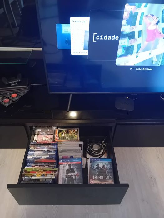 Móvel sala ikea preto espelhado