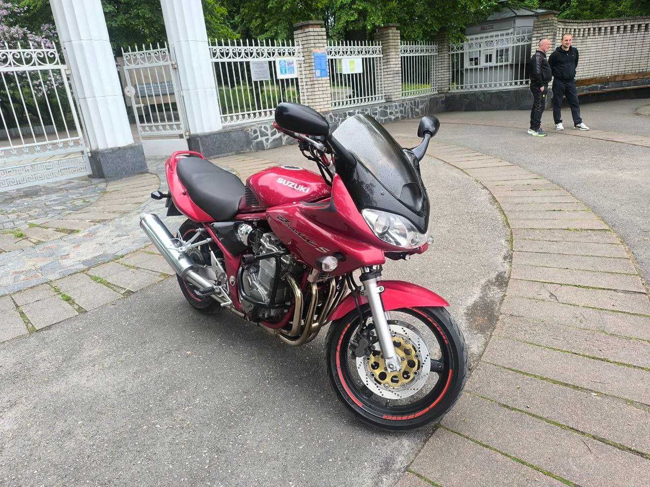 Suzuki GSF 600 Bandit S 2002 на повному бойову ходу