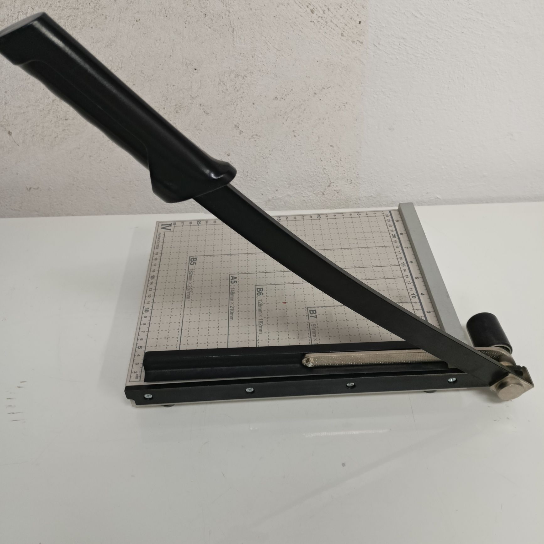 Gilotyna do cięcia papieru metalowa.