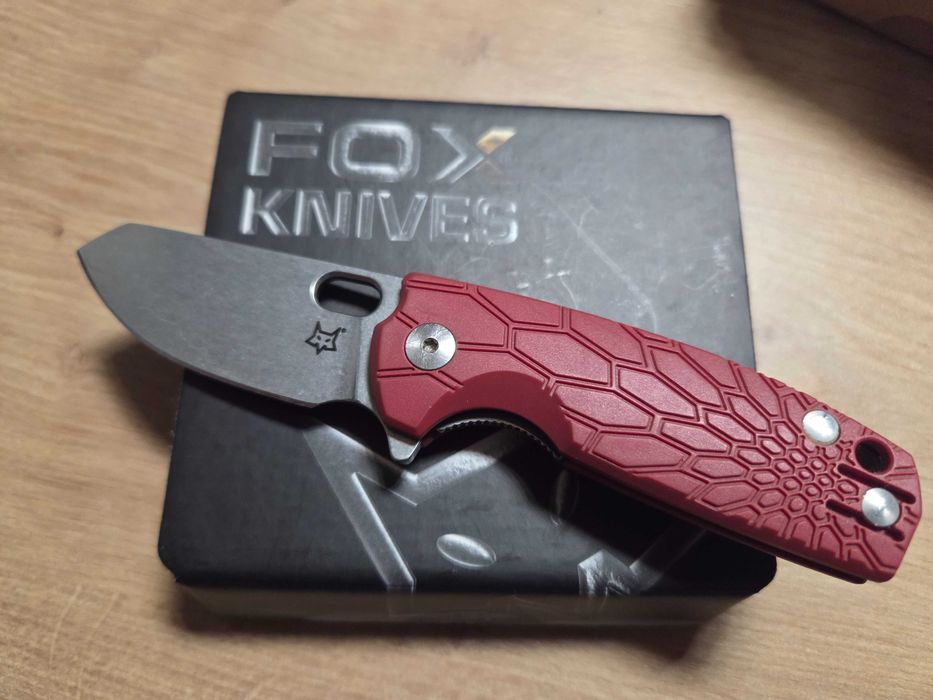 Nóż Fox Cutlery Baby CORE FRN N690  Red by Jesper Voxnaes (FX-608 R)