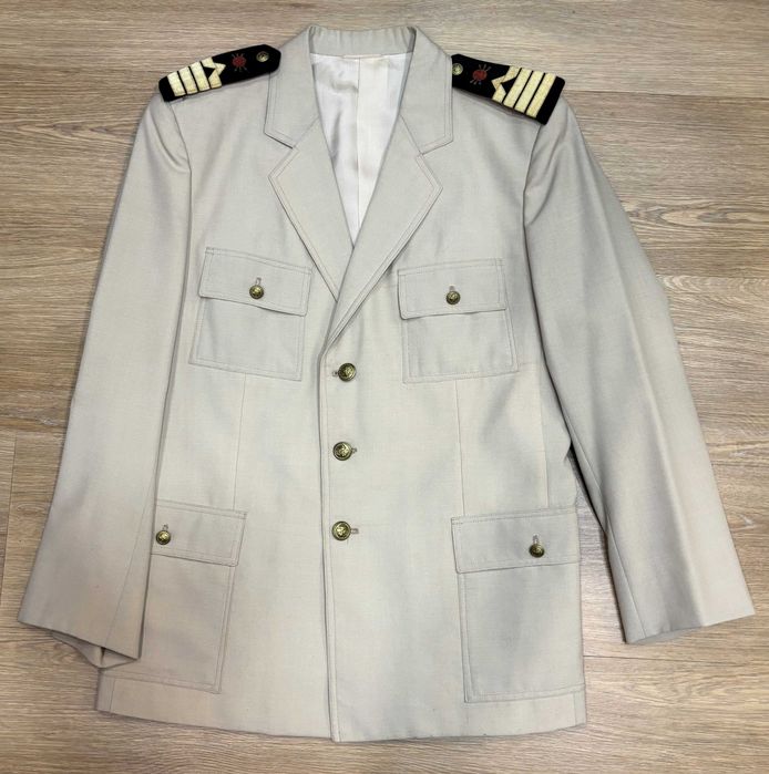 Oryginalny oficerski mundur galowy.