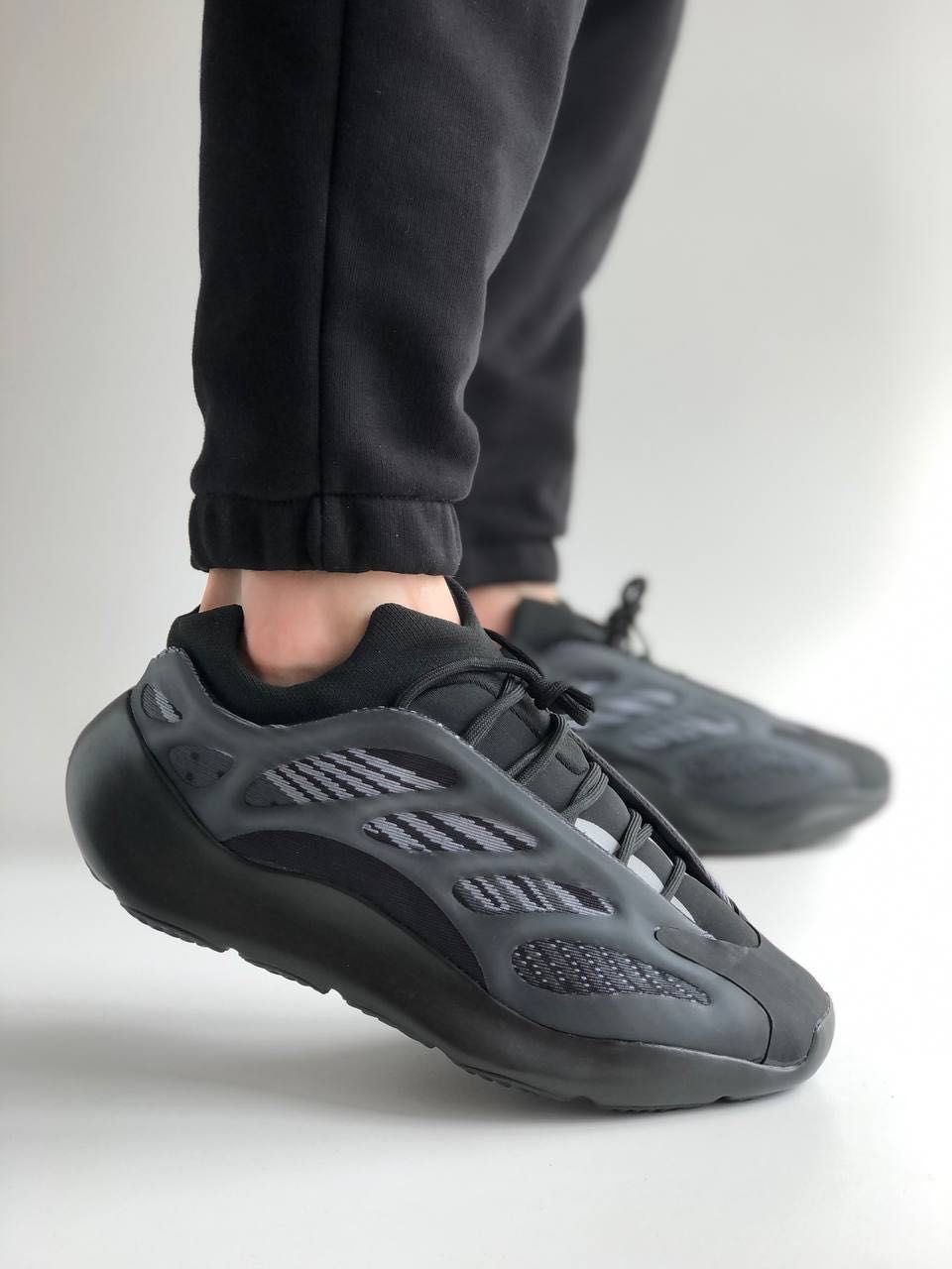 Мужские кроссовки Adidas Yeezy 700 V3 black . Размеры 40-45