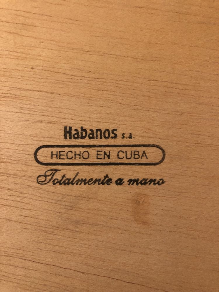 Caixa antiga de madeira Cohiba com oferta