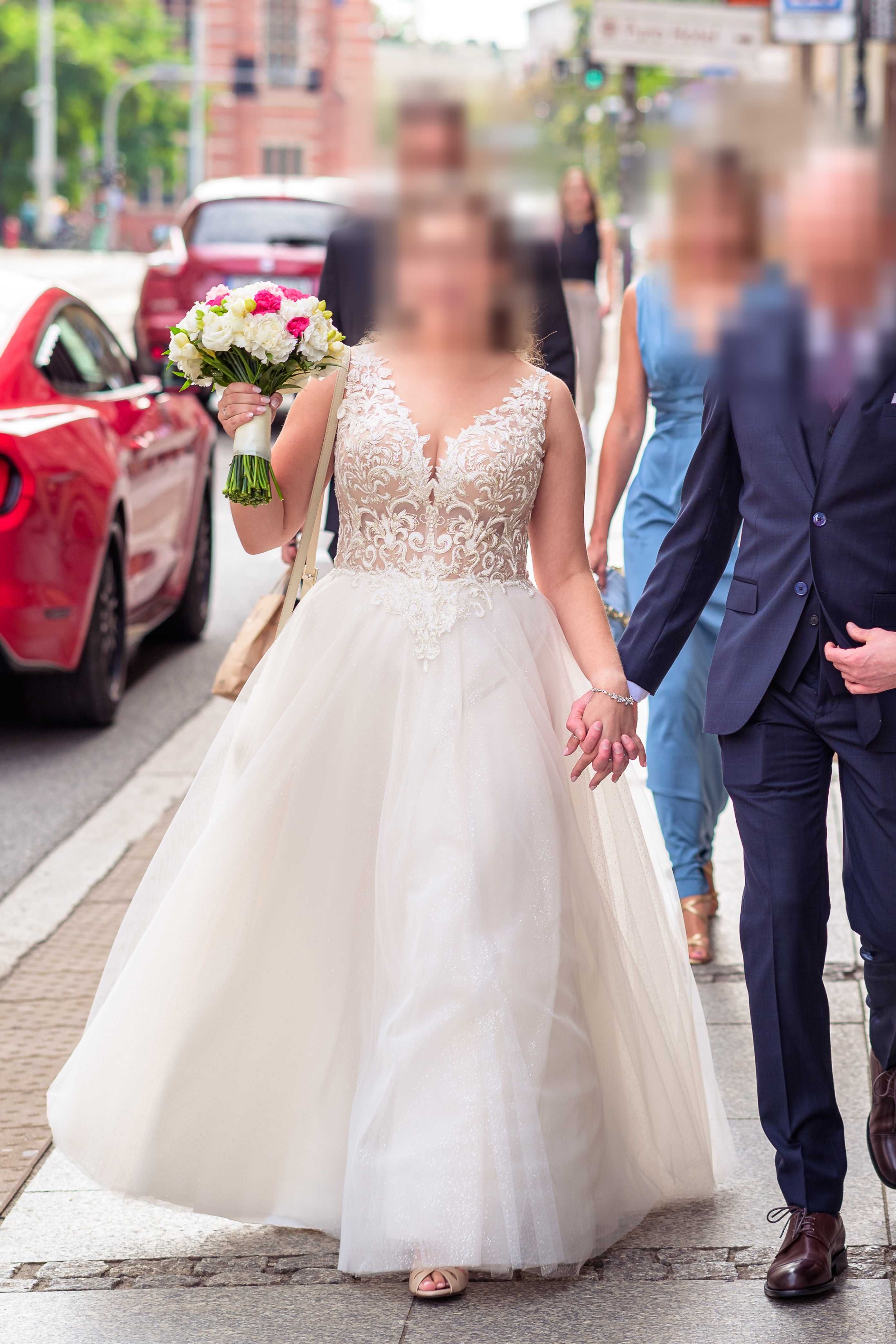 Suknia ślubna – literka A z brokatem, po profesjonalnym czyszczeniu