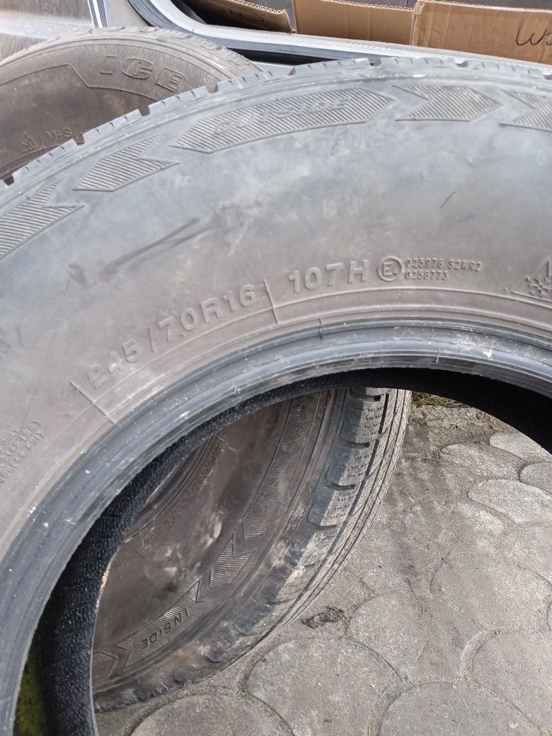 Резина зимова 245/70r16.