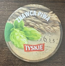 Odznaka Znawca Piwa Tyskie. Średnica 5,5 cm.