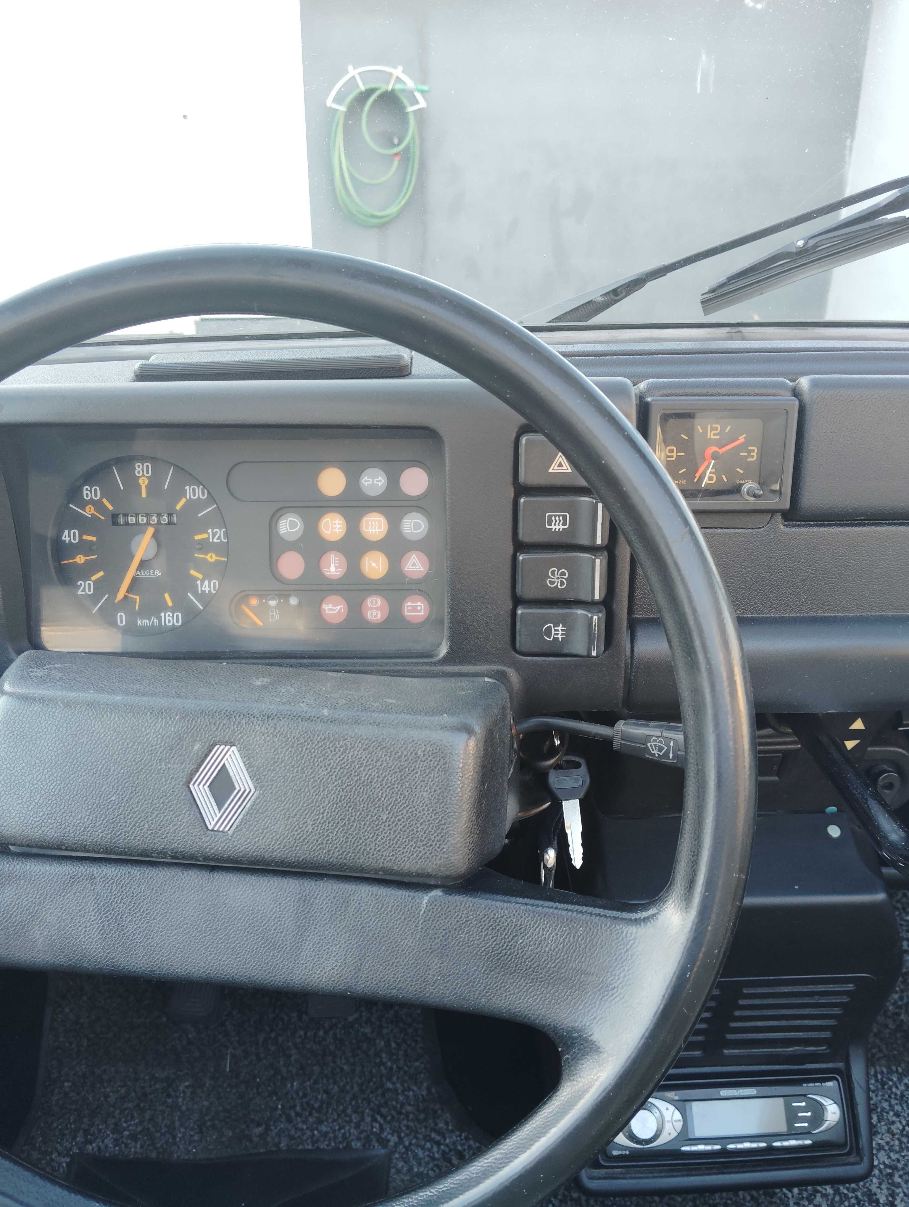 Renault 4 GTL com teto de abrir