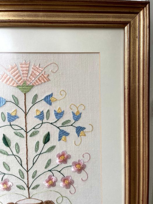 Bordado tradicional de Castelo Branco, feito à mão em linha de seda.